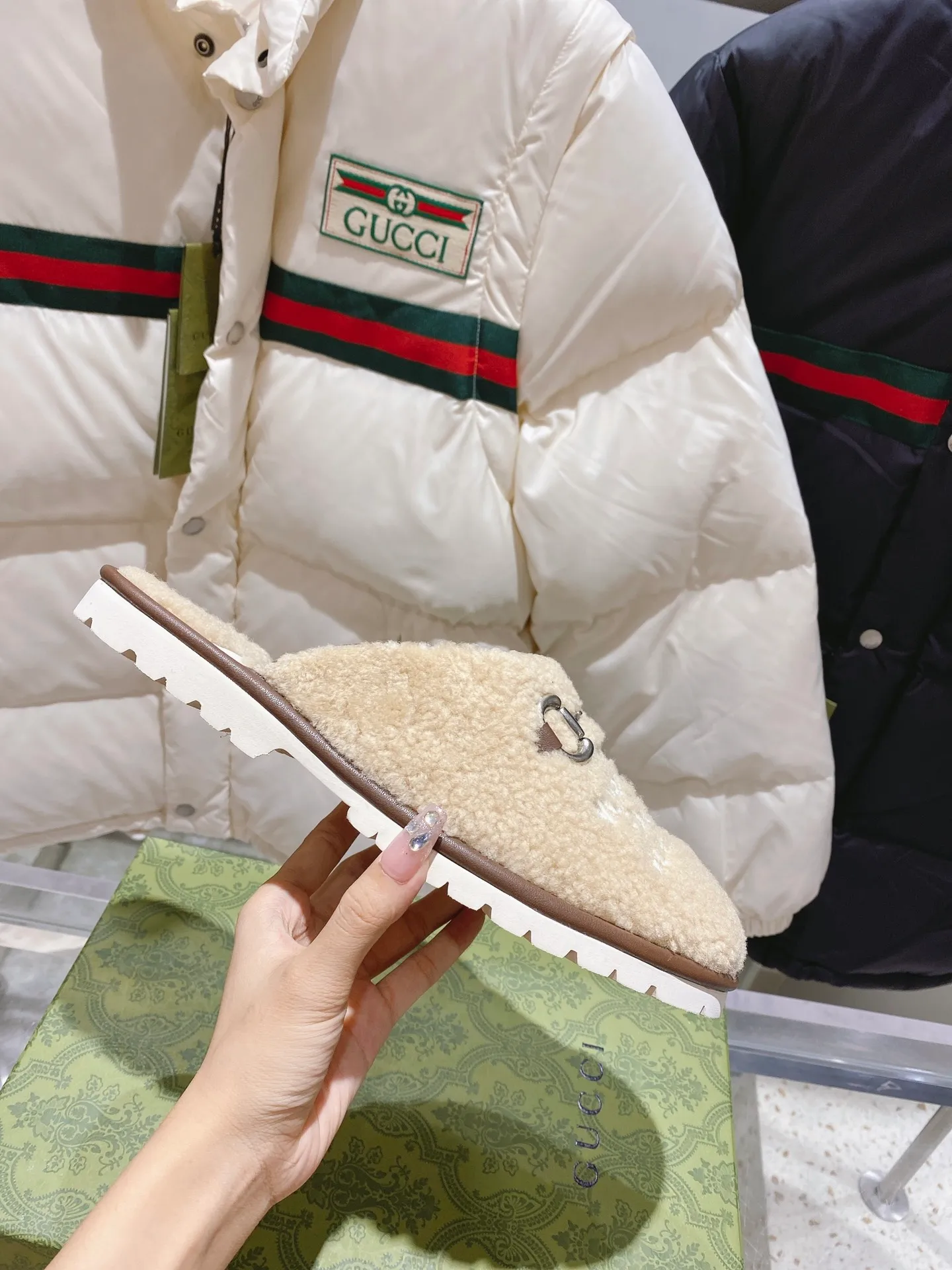 👟👟Ex-factory price 480👟👟Gucci official website collaboration foreign trade hot-selling autumn and winter 🐑wool slippers. This pair of sandals is part of The North Face x Gucci series, which connects two brands with similar history and values ​​to celebrate the spirit of exploration. The pieces feature a range of vibrant prints, with merino wool embroidered with The North Face x Gucci logo, florals and forest-inspired patterns. Beige Merino wool Unisex The North Face x Gucci Logo web label Rubber foam sole Flat Made in Italy Women’s sizes 36-40 Men’s sizes 39-48